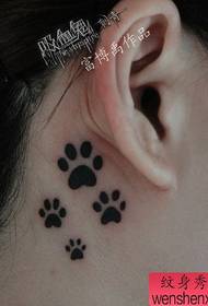 simpatico orecchio con totem con stampa di tatuaggi