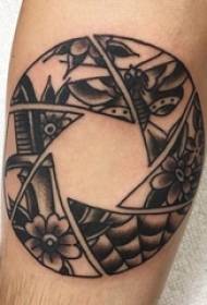 dicas de picada de tatuagem em preto e branco de perna elementos geométricos fotos de tatuagem