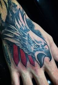 手背彩色鷹頭和紅色條紋的紋身圖案