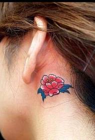 Foto di spettacoli di tatuaggi: modello di tatuaggio peonia orecchio