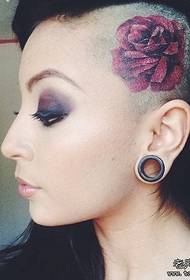 Foto van de tattoo-show beveelt een vrouwelijk hoofd aan Gepersonaliseerd tattoo-patroon