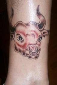 Модел на татуировка на млада глава на бик