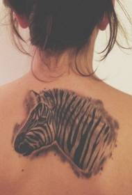Inokwezva nhema uye chena zebra musoro tattoo pateni kumashure
