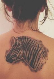 Iphethini ye-tattoo ye-zebra ekhangayo emnyama nemhlophe ngemuva