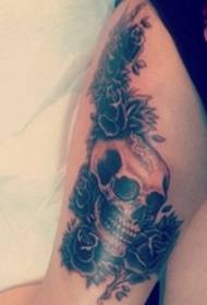 moteriškos seksualios šlaunies juodos rožės gėlės ir kaukolės tatuiruotė