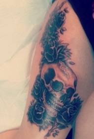 coscia femmina sexy fiore rosa nera e teschio tatuaggio testa