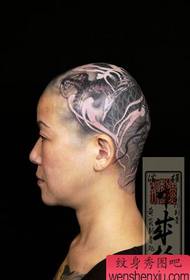 Классная женская голова с традиционным рисунком татуировки дракона