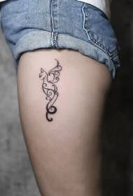 modèle de tatouage totem chat jambes filles