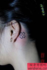 여자 아이 귀 토템 네 잎 클로버 문신 패턴