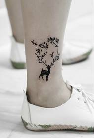 Gadis rusa kecil segar alami dengan tato burung terbang