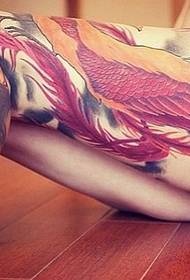 ລວດລາຍ tattoo-legged ດອກໄມ້ທີ່ຫລໍ່ຫຼາຍ