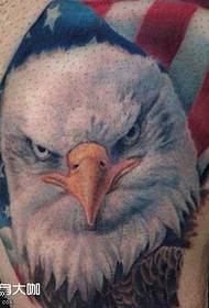 Uzorak za tetovažu američkog orla s nogom