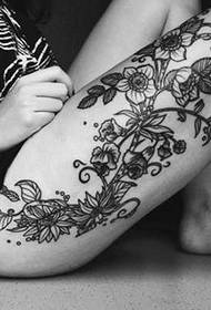 Wzór tatuażu noga kwiat winorośli