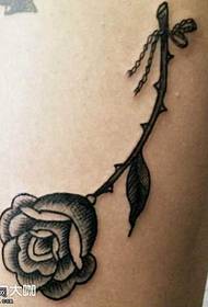 patrón de tatuaje de rosa de pierna