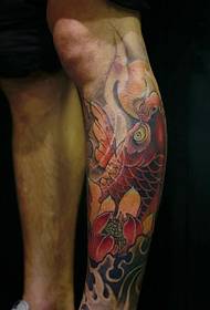 Tá patrún tattoo dearg squid sa lao lán de bheocht