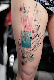 augšstilba krāsas tintes tetovējuma raksts