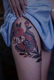 disegno del tatuaggio fiore e gamba con farfalle e rose