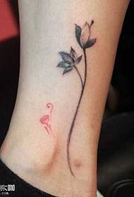 model de tatuaj de flori de picior