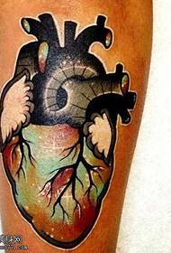 кольоровий серце татуювання візерунок
