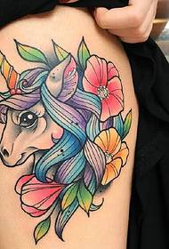 Il modello di tatuaggio unicorno di colore delle gambe è molto abbagliante