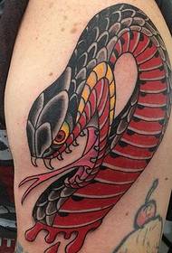 bellissimo motivo a tatuaggio rosa e serpente sulla coscia