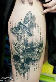Patrón de tatuaje de calavera mariposa pierna
