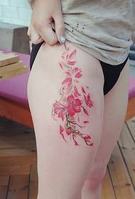 blanka femuro kun prunaj floroj tatuaje perfekta perfekte