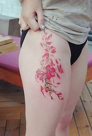 witte dij met pruimenbloesem tattoo tattoo perfect vlekkeloos