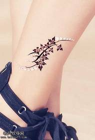 шема на тетоважа на лист од јавор од нозе