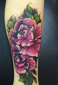 iesaiņota teļa spilgtu ziedu tetovējuma modelis