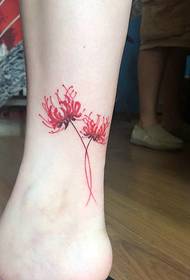 i piedi nudi bianchi nantu à u latu dilicatu di u tatuu di u tatuu di u fiore