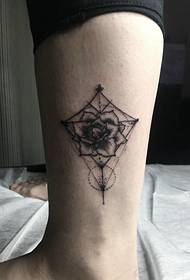 mẫu hình xăm totem cá tính trên bắp chân