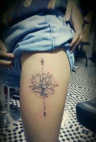 garis sederhana pola tato lotus di paha