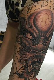 класичний схрещений чорний попіл злий дракон татуювання візерунок красивий лопнув