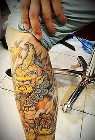 Confezione di modello di tatuaggio teschio classico color polpaccio