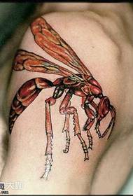 腿部马蜂纹身图案