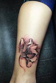 tattoo tattoo dubh agus bán Lotus tattoo álainn agus a fheictear