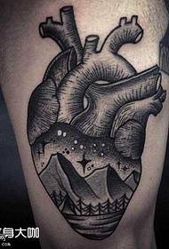 Modello di tatuaggio montagna cuore gamba