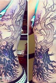 modello di tatuaggio teschio albero gamba