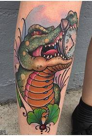 zielony wzór tatuażu krokodyla na łydce