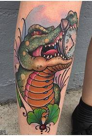 isang berdeng pattern ng tattoo ng buwaya sa guya