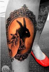 Patrón de tatuaje de espello de coello de perna