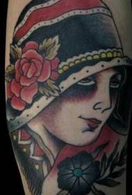Mädchen Tattoo Muster trägt einen Hut