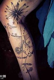 padrão de tatuagem de flor de perna