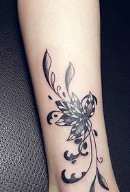 alkalmas lányok lábaira, tetoválásokra virággal