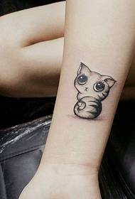 сладак узорак тетоваже мачића великих очију на телету