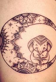 hermosa luna creciente decorativa en el muslo y linda foto de tatuaje de elefante