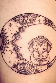 bellissima falce di luna decorativa sulla coscia e simpatica immagine di un tatuaggio di elefante