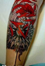 disegno del tatuaggio del crisantemo del sangue della gamba