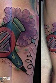 modello del tatuaggio dell'asciugacapelli della gamba